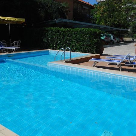 Hotel Caravelle Pesaro Esterno foto